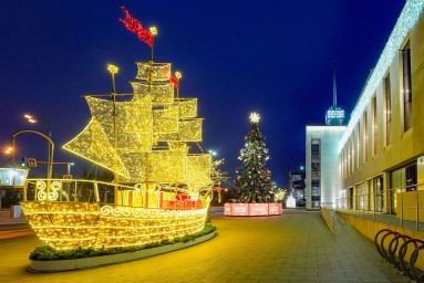 Северный и Южный речные вокзалы украсили к Новому году