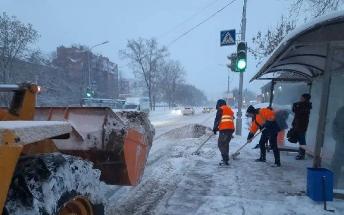 В Уфе устраняют последствия сильного снегопада