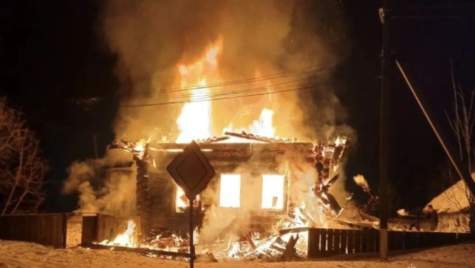 В Башкирии в страшном пожаре погибла женщина и обгорел мужчина