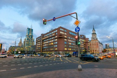 Подсветка на опорах светофоров в этом году появилась по 37 адресам