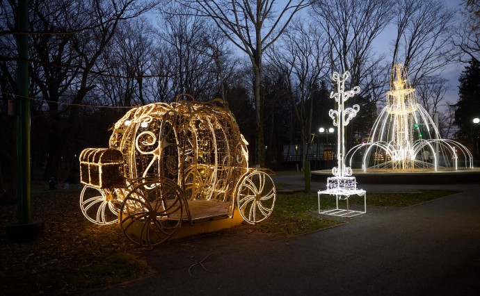 Масштабное новогоднее оформление готовят в парке Южно-Сахалинске