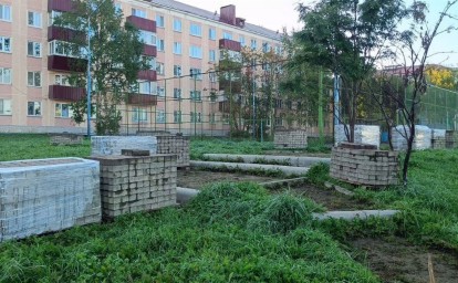 Комплексную детскую площадку строят в Долинске