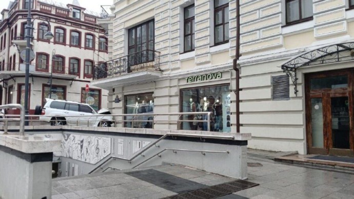 Пьяная компания протаранила стену в центре Владивостока