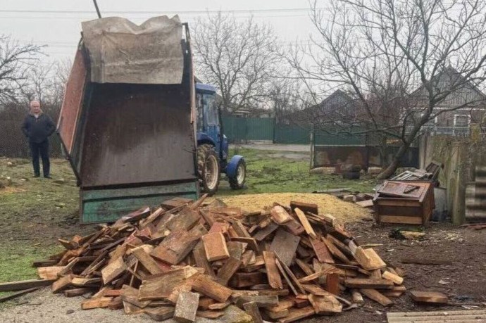 В Нижнесерогозском округе единороссы помогли с дровами семье участника СВО В Нижнесерогозском округе единороссы помогли с дровами семье участника СВО