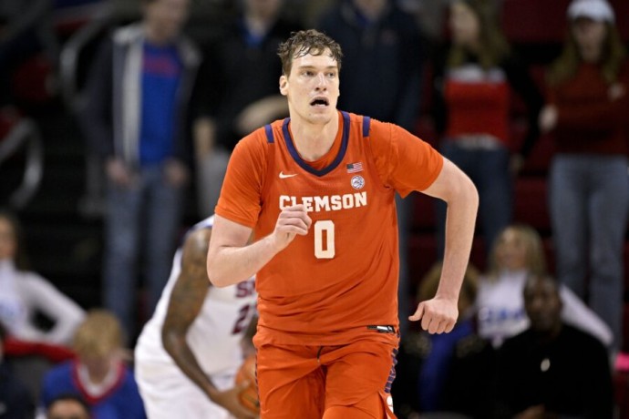 За чемпионов НБА будет играть баскетболист из России