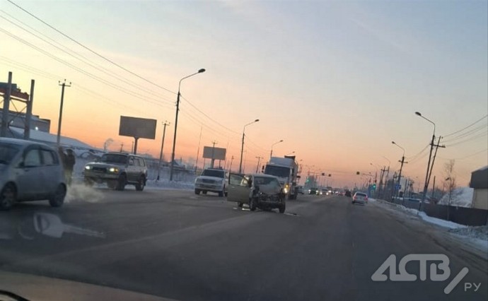 Свидетелей ДТП с участием легковушки и спецтехники разыскивают в Южно-Сахалинске