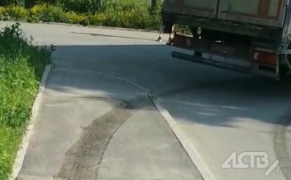 В Южно-Сахалинске водитель фуры повредил новый асфальт на пешеходной дорожке