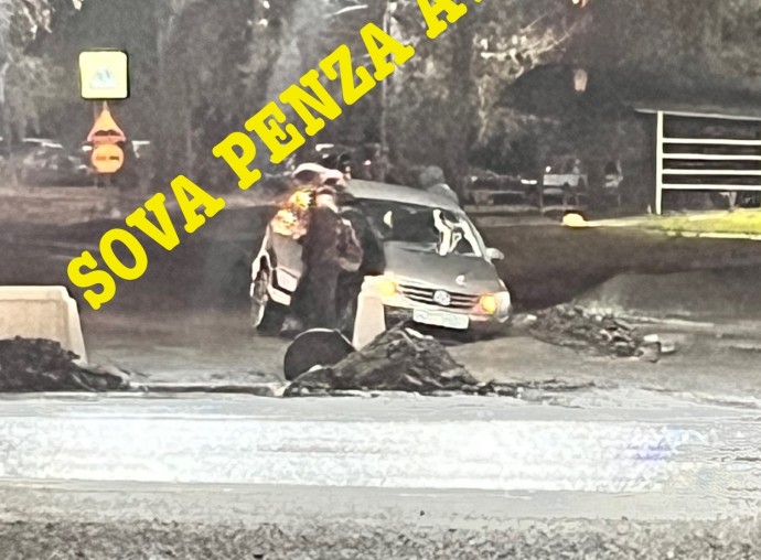 На улице Лозицкой в Пензе в яму на дороге провалился автомобиль На улице Лозицкой в Пензе в яму на дороге провалился автомобиль