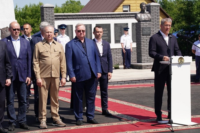 Радий Хабиров и Сергей Степашин открыли мемориальный комплекс в Стерлитамакском районе
