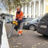 В Кирове начали убирать опавшие листья с улиц
