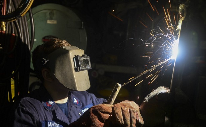 Сахалинец разломал стенку гаража, чтобы стащить музыкальный центр и маску сварщика