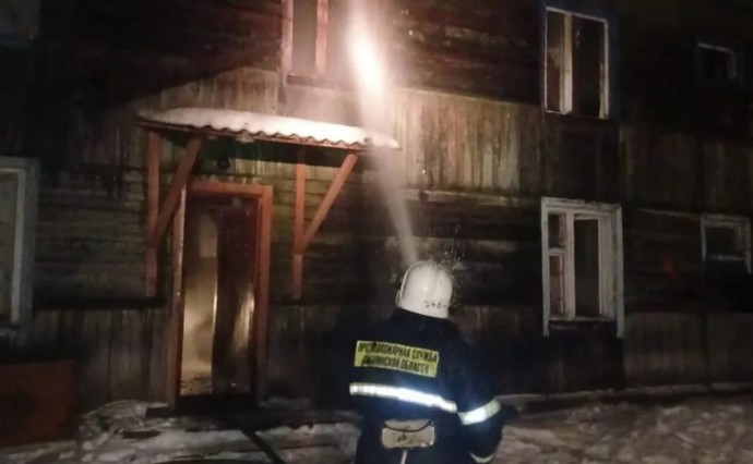 Двухэтажная заброшка загорелась в Александровске-Сахалинском