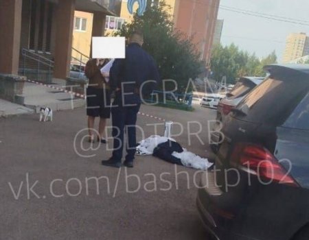 В Уфе под окнами многоэтажки нашли труп В Уфе под окнами многоэтажки нашли труп
