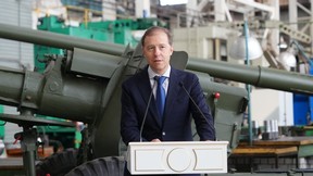 Поздравление первого вице-премьера, председателя коллегии Военно-промышленной комиссии Дениса Мантурова с Днём защитника Отечества