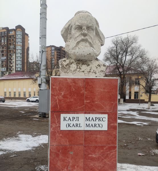 Бюст Карла Маркса призывают убрать астраханцы