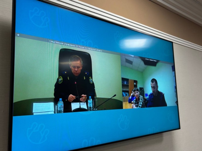 Руководитель регионального следкома поговорил с жильцами дома, где обрушился фасад
