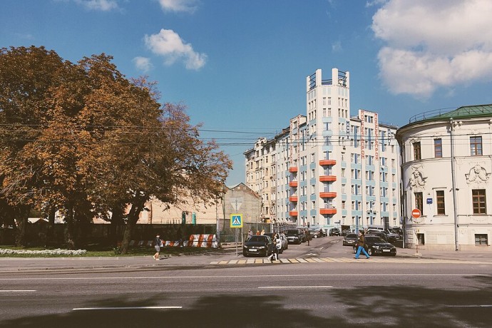 Маяковский на стене, конструктивизм в форме: как целый дом стал рекламным баннером