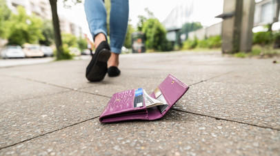 Россиянам объяснили, что нельзя делать с найденной на улице банковской картой Россиянам объяснили, что нельзя делать с найденной на улице банковской картой