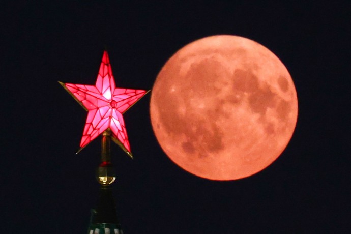 Над Москвой взошла «клубничная луна» и попала на видео