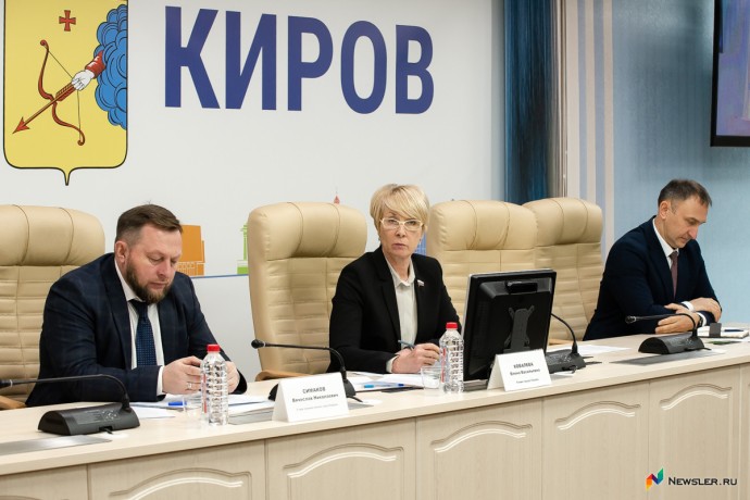 Дефицит и старение кадров: депутаты обсудили проблемы школ Кирова