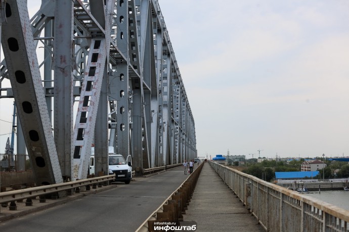 Старый мост в Астрахани откроют сегодня в 23:00