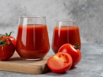 Похмельный коктейль из томатного сока, пива и яичного белка