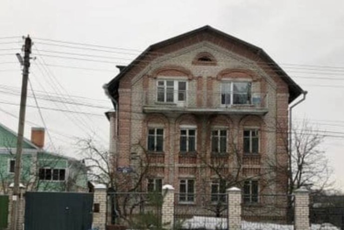Житель Костромы открыл рехаб для наркоманов и алкоголиков в собственном трехэтажном коттедже