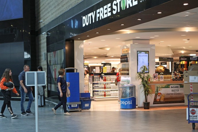 В аэропортах предлагают установить наценку не более 50% на продукты и воду