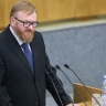Скандально известный депутат Госдумы призвал увольнять сотрудниц за откровенные наряды