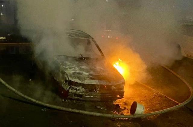 На Гази Загитова в Уфе сгорела иномарка На Гази Загитова в Уфе сгорела иномарка