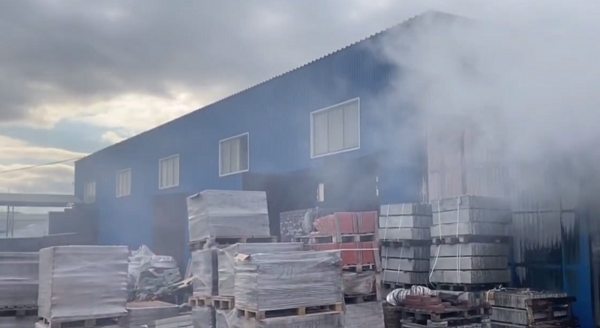 На складе в Улан-Удэ по неизвестным причинам разбушевался крупный пожар На складе в Улан-Удэ по неизвестным причинам разбушевался крупный пожар