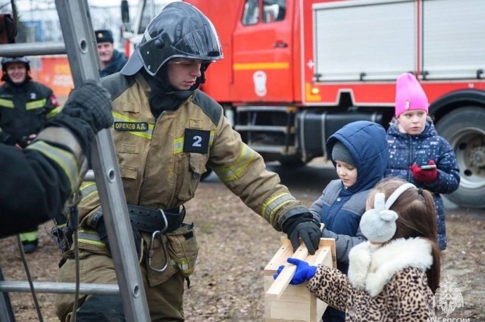 Ярославские пожарные помогли подарить птицам дом
