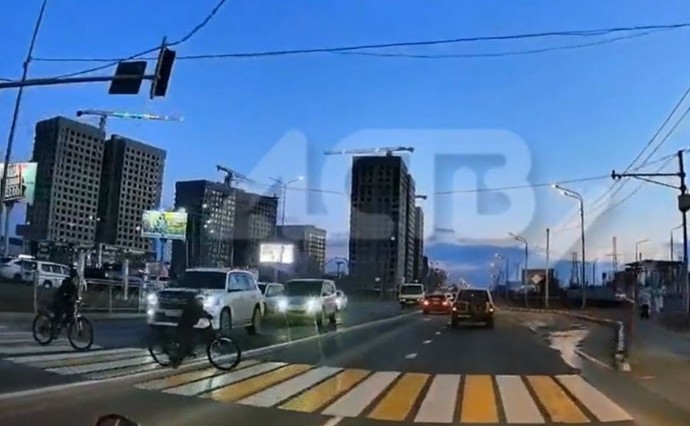 Юные велосипедисты в Южно-Сахалинске пытались проскочить через дорогу на красный