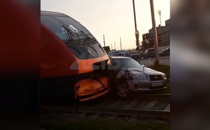 Очевидец: в Корсакове поезд столкнулся с автомобилем