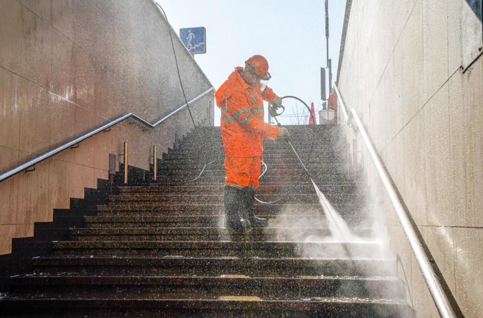 В столице промыли подземные и надземные пешеходные переходы перед зимой