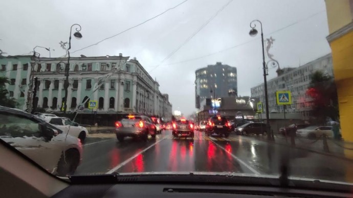 Улицы Владивостока затопило после удара стихии