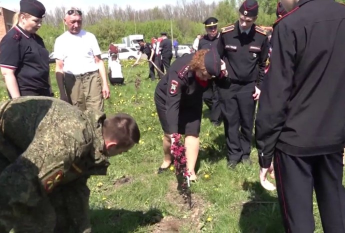 В Курске у здания Госавтоинспекции заложили «Сад Победы»