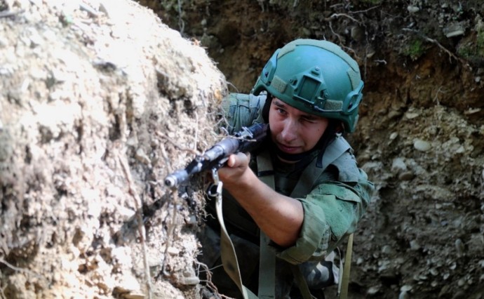Военнослужащие ВВО на Сахалине обучаются штурмовать позиции условного противника