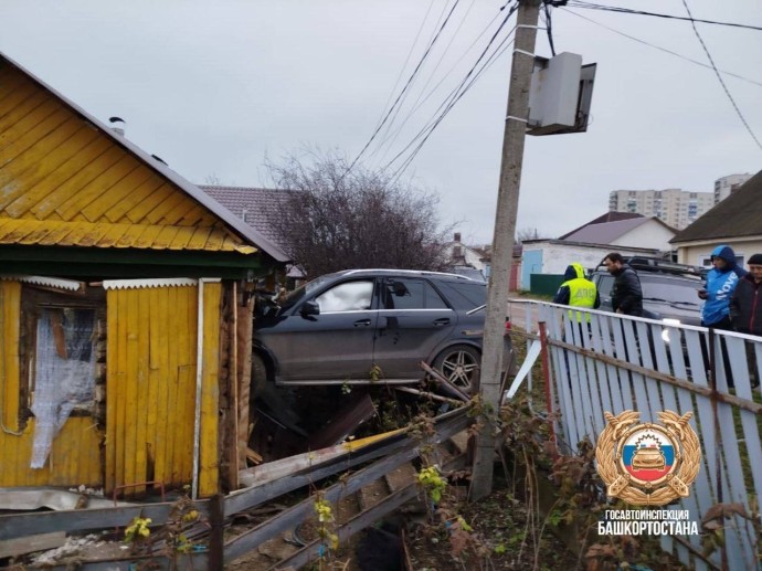 В Башкирии автомобиль пробил стену дома и въехал в комнату В Башкирии автомобиль пробил стену дома и въехал в комнату