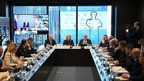 Татьяна Голикова и Дмитрий Чернышенко приняли участие в заседании комиссии Госсовета по направлению «Кадры» Татьяна Голикова и Дмитрий Чернышенко приняли участие в заседании комиссии Госсовета по направлению «Кадры»