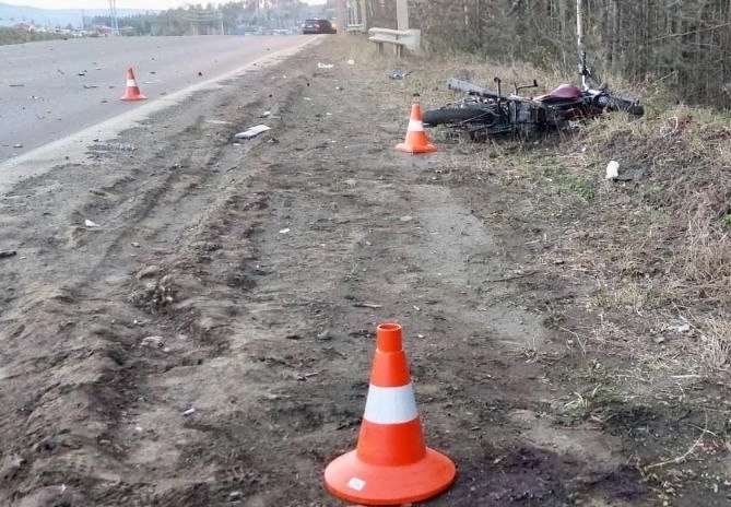 В Иркутской области юный мотоциклист без шлема угодил под колёса «Ауди»