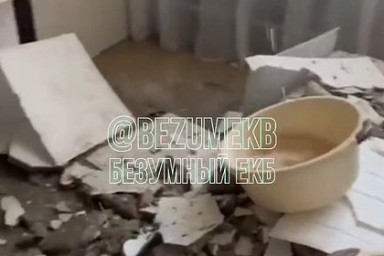 В российском городе потолок рухнул на кровать