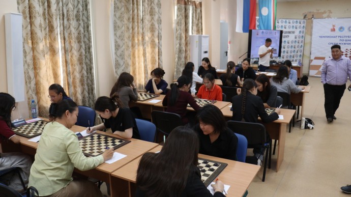 Титулованные шашисты подтвердили лидерство на чемпионате Якутии