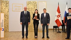 Дмитрий Чернышенко и губернатор Пермского края Дмитрий Махонин поздравили выпускников и вручили студентам дипломы с отличием