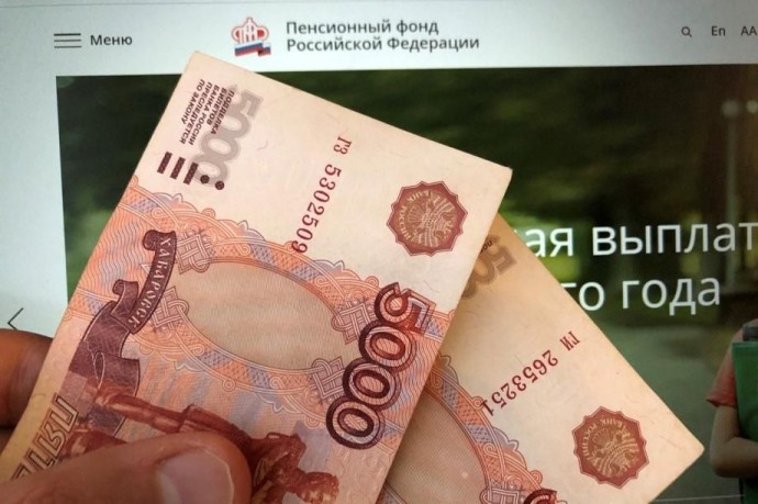 Россиянам после праздников дадут по 12 000 рублей от СФР. Названа дата прихода денег на карту