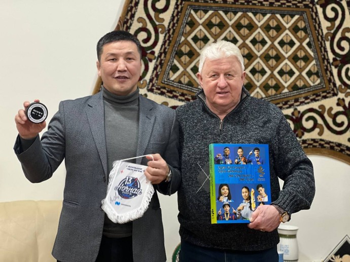 В День хоккея министр спорта Якутии встретился с титулованным голкипером Владимиром Мышкиным В День хоккея министр спорта Якутии встретился с титулованным голкипером Владимиром Мышкиным