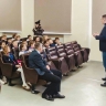 Министр промышленности и торговли ЛНР Владислав Варшавский выступил спикером на необычном уроке «Разговоры о важном»