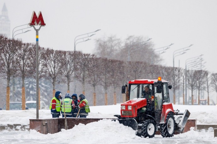 Городские службы продолжают ликвидировать последствия снегопада