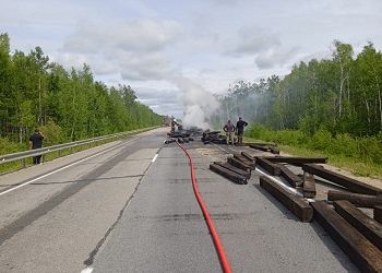 В Приамурье на федеральной трассе загорелся большегруз со шпалами