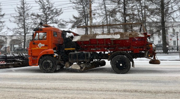 Десятки снегоуборочных машин вышли на улицы Костромы в снегопад